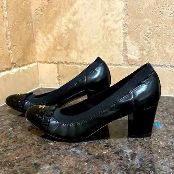 Chanel 2009 Interlocking CC Logo Pumps - Picture 6 of 10